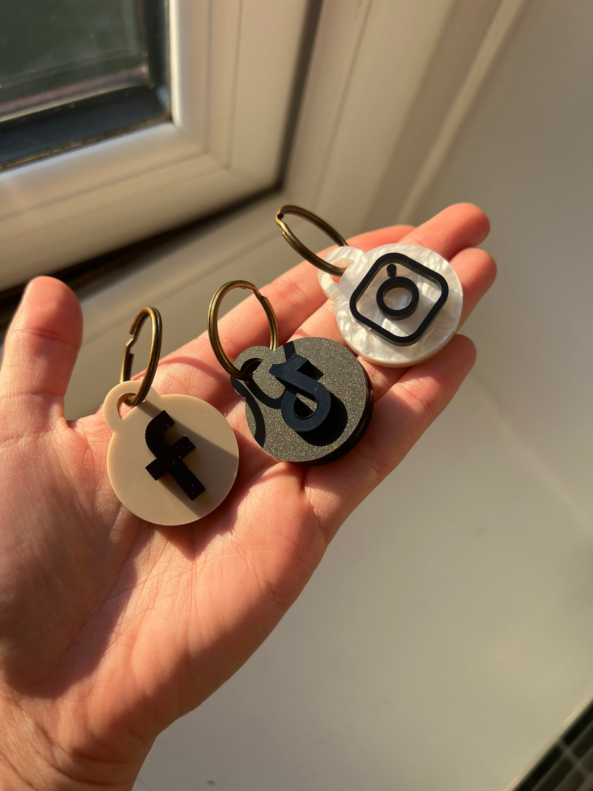 Tap to connect-social media key ring