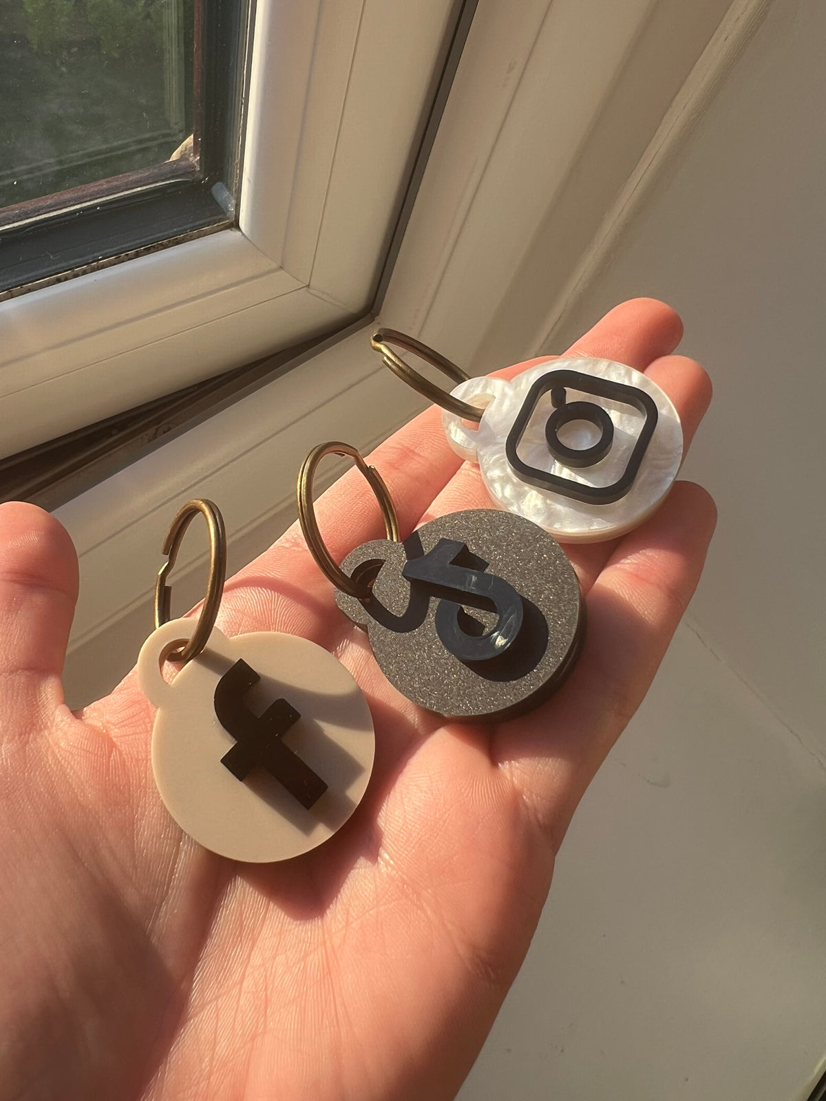 Tap to connect-social media key ring